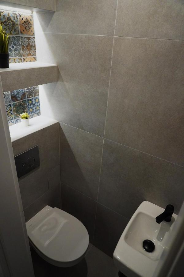 Cozy Downtown Srodmiescie Apartment: Entertainment Hub with Wi-Fi Warsaw Exterior photo
